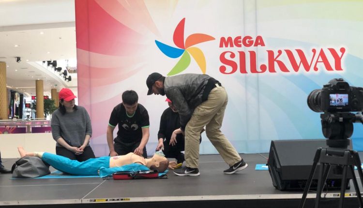 Национальный центр общественного здравоохранения и УКЦ «Астана» провели для посетителей  MEGA Silk Way г.Нур-Султан мастер-класс «Ты можешь спасти жизнь!