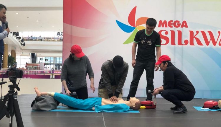 Национальный центр общественного здравоохранения и УКЦ «Астана» провели для посетителей  MEGA Silk Way г.Нур-Султан мастер-класс «Ты можешь спасти жизнь!