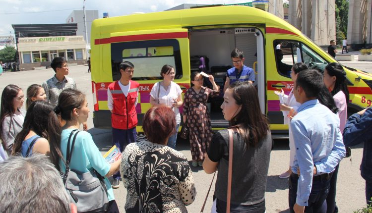 Специалисты НЦОЗ показали на улицах Алматы, чем опасно  уличное питание